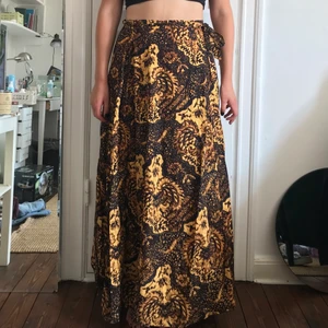 Kjol  - Omlottskjol. Går att knyta till sin storlek men passar upp till ca strl 38.