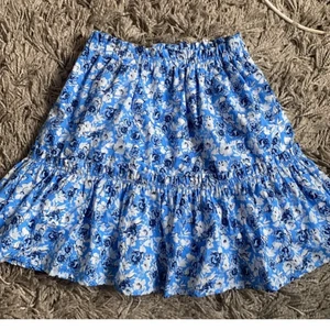 kjol från zara - såååååå fin kjol från zara med sötaste mönstret! endast använd en gång! storlek 164 och är från barnavdelningen men passar xs-s för den är väldigt stretchig i midjan