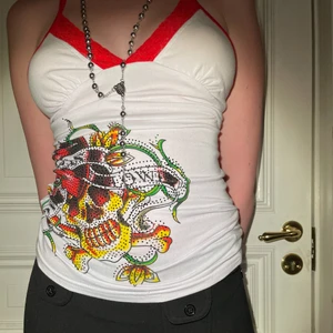 Vitt edhardy linne  - Jättefint ed Hardy linne! Aldrig använd och har originaltaggen kvar! Är fin med nåde bh och utan. Det framgår ej på bilderna med linnet har även en jättefin snörning på ryggen