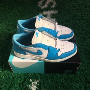 Air jordan 1 low sb unc - Size US 11,5 = EU 45,5. Condition 6,5/10. All og + receipt. 4150 sek / 415 €. Buyer pays the shipping cost. For more information please go visit @xhibitshop on instagram.
