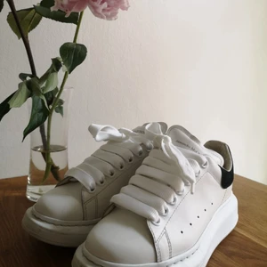 Alexander mcqueen  - Alexander mcqueens i storlek 35,5. Inköpta på NK i Stockholm. Kvitto och kartong finns✨❤️ Väldigt fint skick! Kan mötas upp i centrala Stockholm annars står köparen för frakt. 