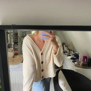 Vit kofta - Världens skönaste material, jättefint skick. Från chiquelle. Onesize