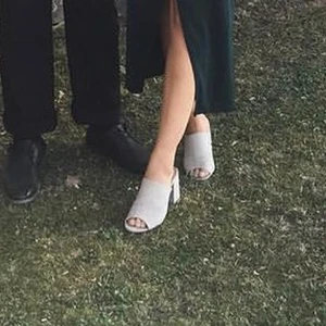 Beige mules i mocka - Jättefina mules som bara använts två ggr, bred klack och sköna att gå i. Kan skicka bättre bild om så önskas!