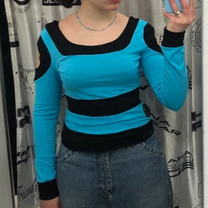 Y2k/2010 blå tröja - Jättefin tröja med hål på ärmarna i y2k-2010 stil. Frakt tillkommer annars kan jag även mötas upp! 