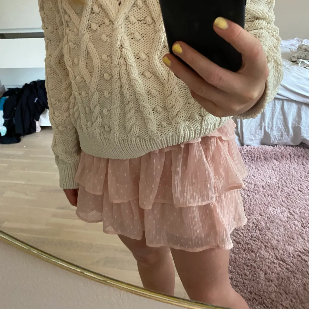 Fin kjol från Lindex. Köpte förra sommaren men har inte använt sen dess. Strl 146/152 men skulle säga att den är större, jag är 155💕 priset är exklusive frakt. Hameet.