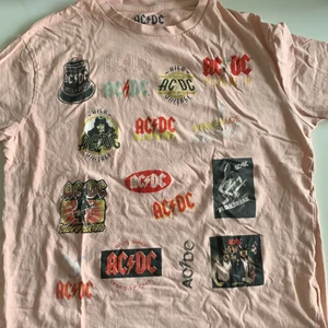 En rosa AC DC tröja  - Super fin och skön tröja som har använts. Lite oversize. Storlek M