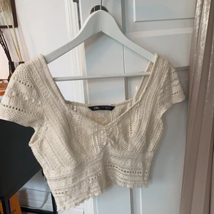 Zara stickad topp! - Säljer fättefin croppd topp från zara! Jag skulle säga att tröjan passar s och m även fast det är en XS! Perfekt topp till sommaren och endast använd två gånger!💕 skriv för passform!