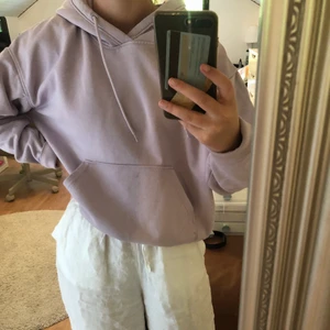 Lila Weekday hoodie - Ljuslila oversized hoodie från Weekday. Säljer den eftersom den är lite för stor. Den har en liten svart fläck på framfickan men det är inget man tänker på, därav priset. Storlek xs men passar även dig som är S och troligtvis också M. Bra skick annars!