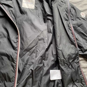 moncler jacka - säljer min moncler jacka då jag växt ur den.