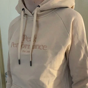 Peak hoodie - Fin hoodie från Peak Performance! Använd en del och är lite sliten vid texten, inget man lägger märket till dock. Strl S