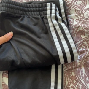 Adidas  - Adidas byxor i storlek XS i perfekt skick 200kr/st