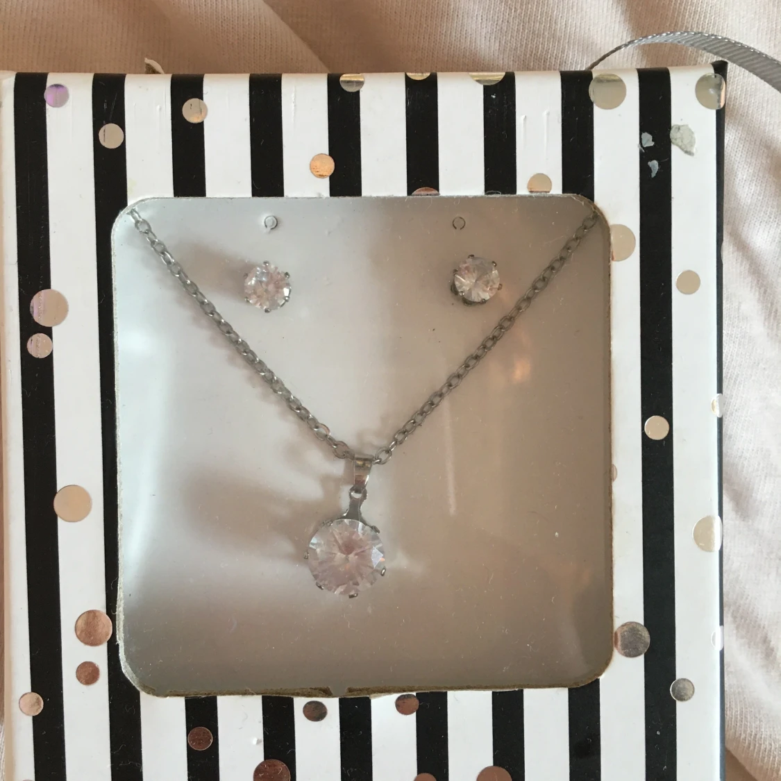 Halsband och örhängen 