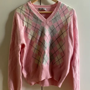 Rutig rosa tröja  - Jättefin och mjuk rutig tjock tröja från Alan Paine som ger en 2000s vibe 💕 Knappt använd och sitter perfekt på dig som är mellan xs och s om man vill att den sitter lite lösare:) Skriv vid intresse och frågor om plaget🌸