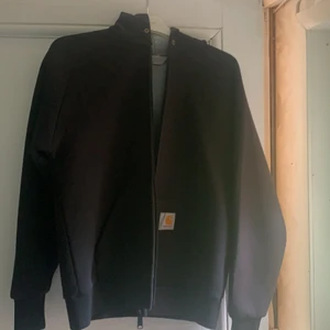 Carhartt hoodie S - En carhartt hoodie, köpte den som en S men lutar mer mot xs hållet skulle jag säga. Jag är själv 180 och väger runt 70kg och sitter liiite tajt.