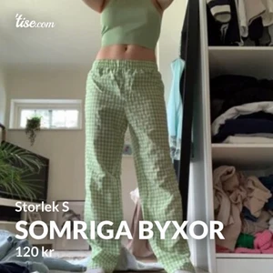 Somriga byxor - Pris:120kr Frakt: 48kr men om köp sker snarast så är det GRATIS FRAKT 🚚. Byxorna är nyinköpta och därför aldrig använda. Byxorna kom aldrig till användning. Köp sker endast via Swish.