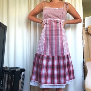 Klänning💋 - Klänning i olika rutiga tyger som knyts fram eller bak i midjan. Jag är 160 cm💋💋