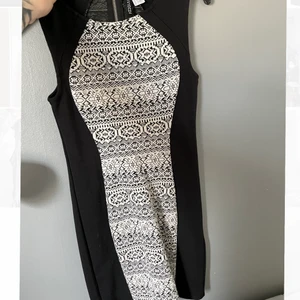 Klänning - Storlek 34. Ger jätte fin midja