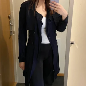 Kappa från ATMOSPHERE - En mörkblå kappa i tunt tygmaterial. Svårt att ta bilder på denna kappa men den faller sig väldigt fint. Sjukt snygg och passande även på varma sommarkvällar☀️ Storlek 38 men passar även 36.