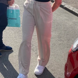 Beige kostymbyxor från NA-KD  - JÄTTESKÖNA KOSTYMBYXOR, sitter snyggt. Vart tyvärr lite för stora för mig samt att jag inte gillar beige på mig själv hahaha så blev ett litet missförstånd av mig själv när jag köpte dem😂 endast använda en gång, bra skick!! 