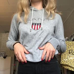 Gant hoodie - Säljer denna hoodie då den inte kommer till användning längre. Nypris var 1100 kr och har endast använt den ett fåtal gånger. Mycket fint skick. Frakt tillkommer💓 (Tar swish) 