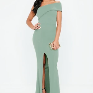 Missguided one shoulder dress  - Supersnygg långklänning med slit i en ljusgrön färg!Köpte klänning förra året men den har aldrig kommit till användning då den tyvärr är för lång för mig. Klänning kommer från missguided där jag även hämtat första bilden ifrån. 