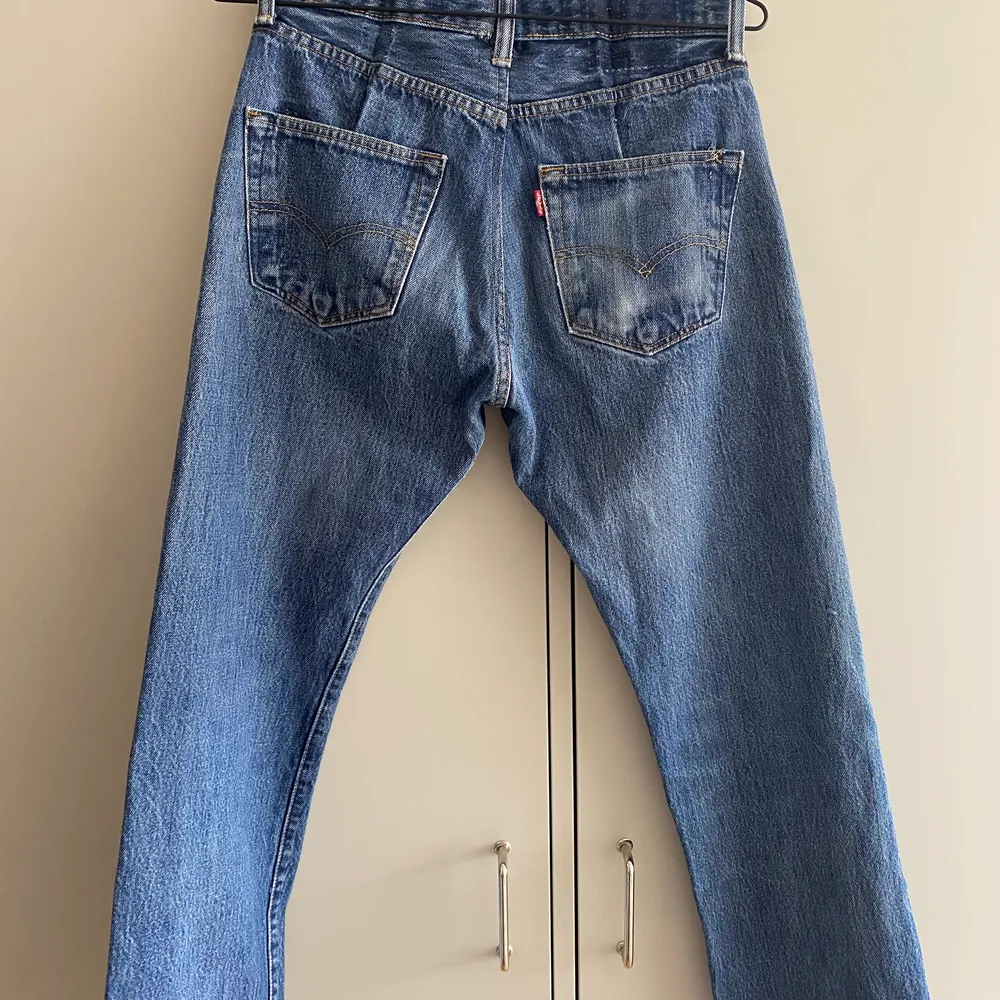 Jättefina Levi’s jeans!! Helt raka i benen och sitter lite längre ner på höfterna! Väldigt fint skick!. Jeans & Byxor.