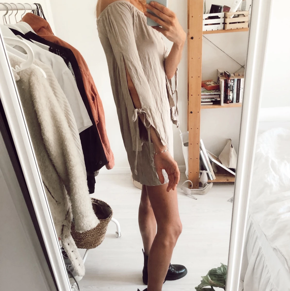 Offshoulder klänning med öppna ärmar - 90