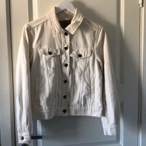 Jeansjacka  - Säjer min beige/vita jeansjacka. Jag vet tyvärr inte vad det är för märke. Storlek S. Pris kan diskuteras. Fler bilder kan skickas privat! 💕✨🙏