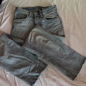Straight jeans blåa - Säljer mina straight jeans från H&M som jag köpte för kanske 5 år sedan, och de har tyvärr blivit för små på mig som är 1,70! Sitter dock jättebra i rumpan❤️ skriv vid frågor💗