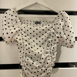 Prickig topp - Super söt topp från Shein, Aldrig använd! Strl L men liten i storlek så är mer en M 