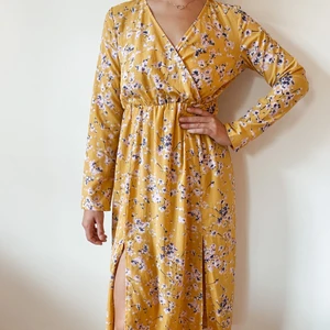 Somrig klänning  - Gul somrig klänning- oanvänd. 