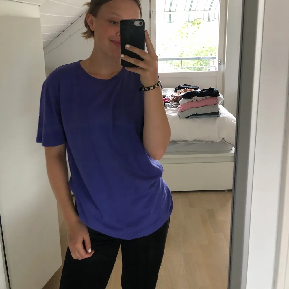 En lila oversized t-shirt i mycket bra skick och skönt material💜. T-shirts.