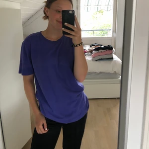 Lila oversized t-shirt - En lila oversized t-shirt i mycket bra skick och skönt material💜