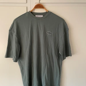 NICKI STUDIOS t-shirt - Oversize t-shirt från Nicki Studios med logga på bröstet. Sååå fin grön färg, använt den 1 gång. Säljer pga garderobsrensning🌿♻️