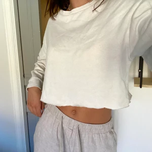 Vit croppad tröja  - Säljer denna vita croppade tröjan💞 Från zara i storlek M, men skulle säga att den är som en XS. Kan mötas upp i Gävle eller fraktas, köparen står för frakten 