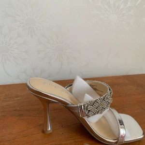 Heels 36 - New never used, säljer på grund av flytt.  New Price 1800