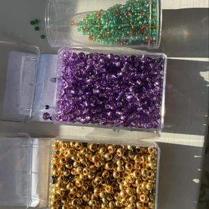 Gör armband, halsband och fotband efter förfrågan❤️ - Av dessa pärlor gör jag olika armband, på bilderna ser man de små jag har och sedan finns också några stora pärlor som man kan kombinera med, kolla min profil för mer bilder på de armband jag kan göra. Kom också priv för mer info❤️ prislista finns på nästa inlägg men alla kostar runt 20❤️ ibland mindre och sällan mer❤️