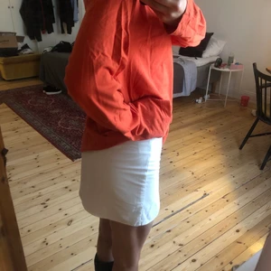 Orange långärmad tröja  - Orange långärmad tröja med snygg passfoto och lång i armarna. Toppen skick och jätte skön
