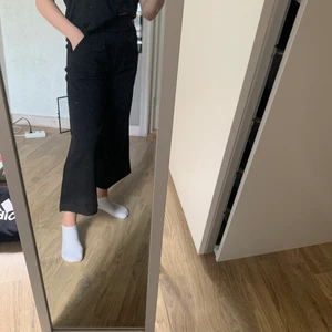 Kostym byxor med detalj från Vero moda  - Jag säljer ett par kostymbyxor som endast är använda ett fåtal gånger, har även en knappdetalj och sitter jättebra över höft