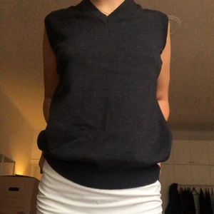 Stickad tröja - Super snygg stickad tröja från dolce & gabbana i mörkgrå/svart. 