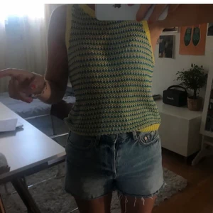 Topp - (Lånade bilder), Har nu bestämt mig för att sälja denna stickad topp från MANGO som är eftertraktad!🥰 på baksidan har den en liten rosett (se bilderna)! Storlek S💘 Den har inga slitningar eller defekter!