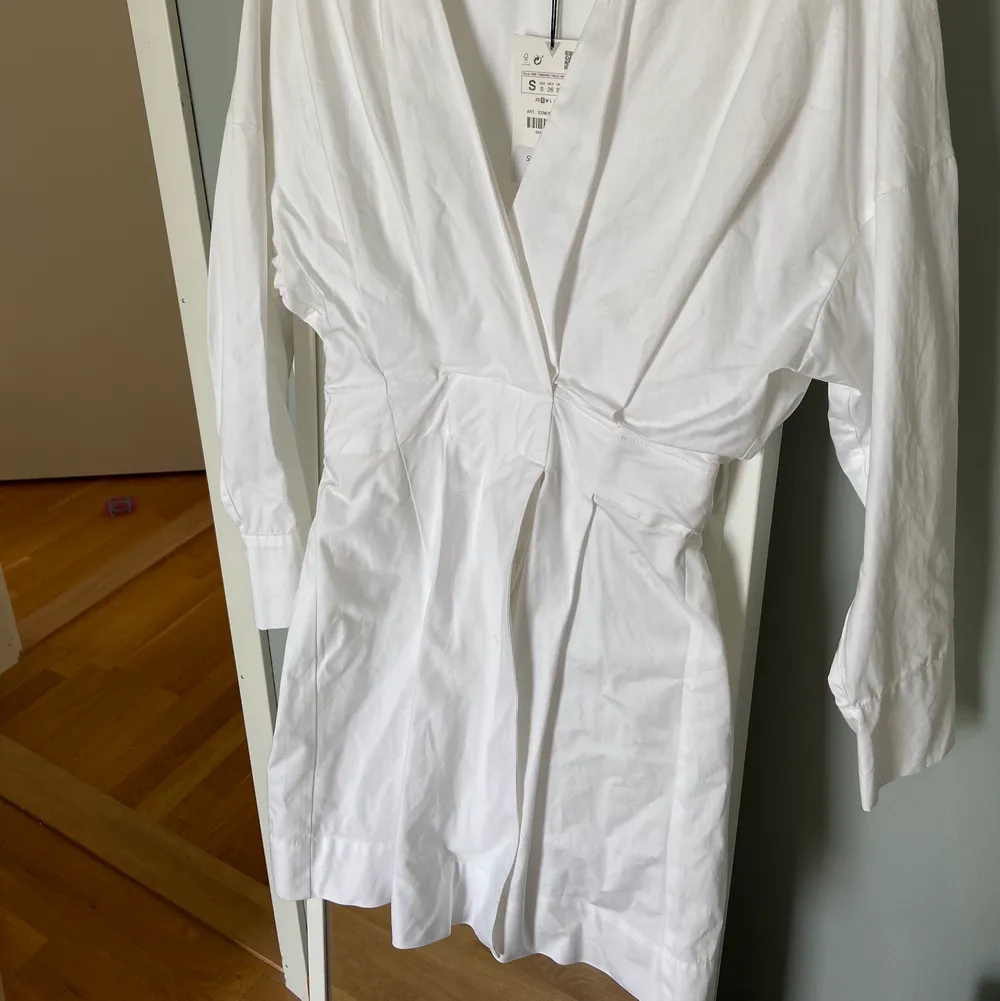 Oanvänd skjortklänning från zara, köpt förra sommaren men kom aldrig till användning. Den går in lite i midjan men är ”puffig” nedtill & i armarna. Stl S. . Klänningar.