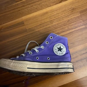 Lila converse  - Fina men lite sönder innuti (se bild 2) annars inga defekter. Frakten ingår i priset