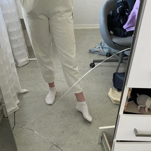 Vita mjukisbyxor stl M - Säljer ett par vita mjukisbyxor i stl M från Carlings. Använda ett fåtal gånger. Säljes pga att de är lite för korta för mig (är 170cm). 