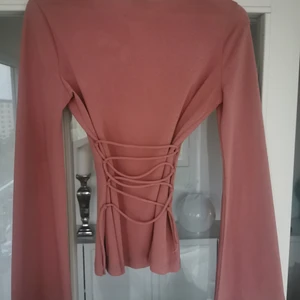 Topp - Snygg topp från gina tricot med knytning i ryggen. Storlek xs 