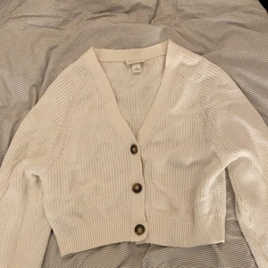 Kofta - Söt kofta från Monki. Använd fåtal gånger så koftan är i mycket bra skick💞💞