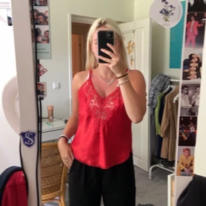 Fint fest linne - Så fint linne i perfekta röda färgen! Spets vid bysten som går lite längre ner och lite broderade ”blommor” längst ned!