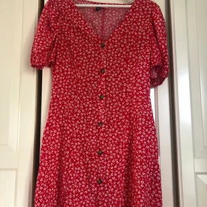 Röd sommarklänning  - Supersöt sommarklänning från hm som är slutsåld✨ klänningen är köpt förra sommaren och är använd endast ett fåtal gånger och är i mycket bra skick❤️