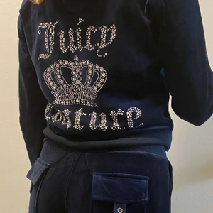 JUICY COUTURE SET - Säljer ett juicy couture set (kopia men ser exakt ut som de gamla modellerna). Därför säljs lite billigare och även är därför mindre i storleken.  Modellen på bilden är 175cm och har S/M i byxor, kan även passar för folk som har L men sitter då lite tajtare :) 