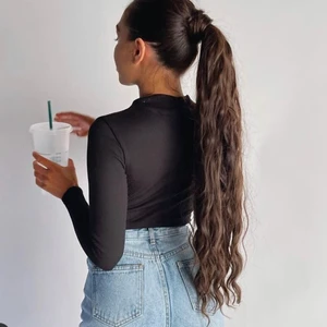 Löshår tofs  - Ponytail från lullabellz i färgen warm brunette. Helt ny och endast testad. Den har inte blivit använd då jag nu är blond. Sitter exakt som de första två bilderna och färgen syns bäst på de sista bilderna. Inköpt för 400 kr. Frakt på 55 kr tillkommer 💇🏽‍♀️🤎